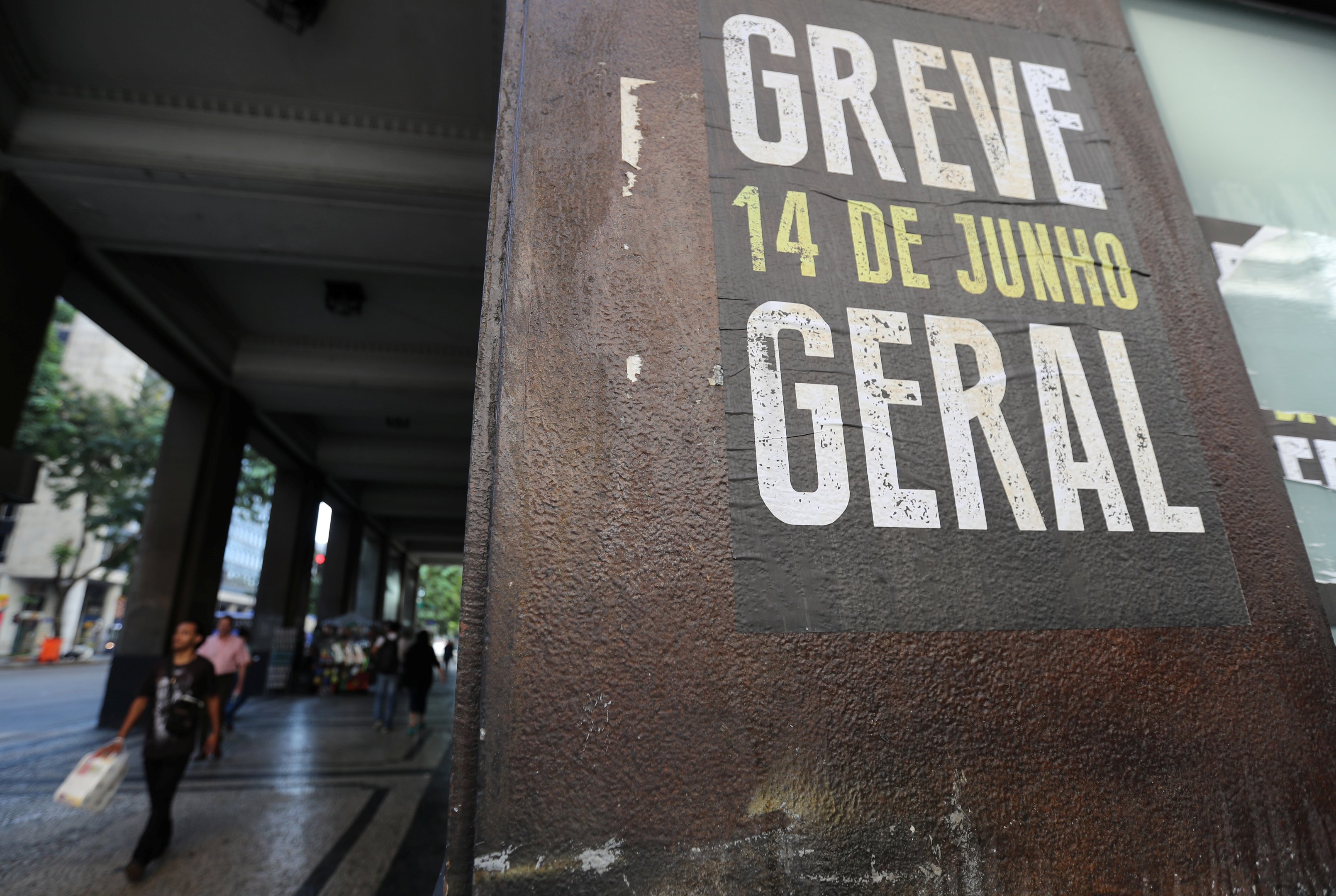 No Twitter, opositores à greve são maioria e pedem demissão de grevistas