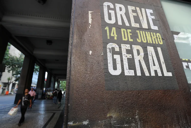 Greve geral: hashtag #DemitaUmGrevista sugere que as empresas "troquem um grevista por um desempregado" (Sergio Moraes/Reuters)