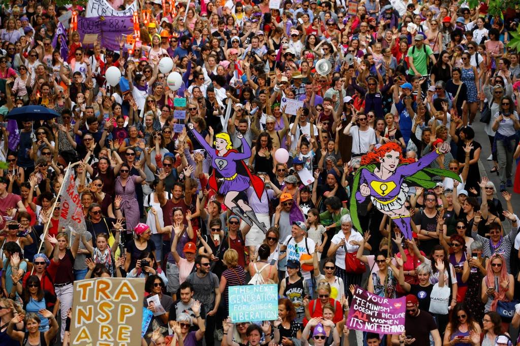 Centenas de mulheres fazem greve exigindo igualdade na Suíça