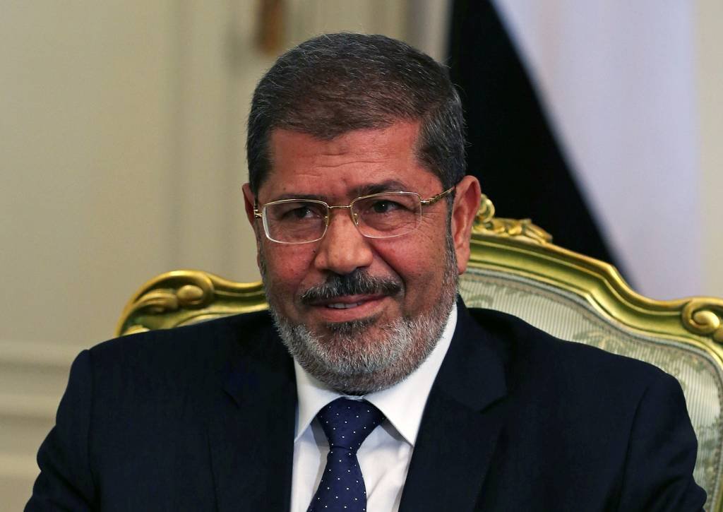 Ex-presidente egípcio Mohamed Mursi morre após audiência