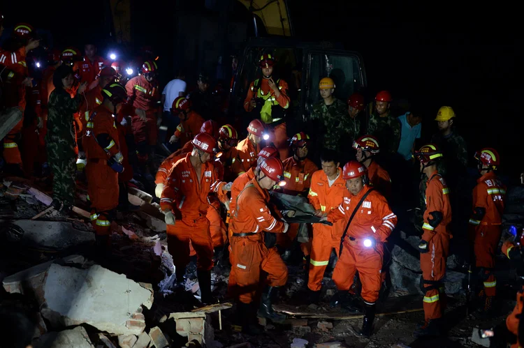 Ajuda: Resgate atua na província de Sichuan, na China. O local foi atingido por um terremoto 6 graus nesta madrugada (Reuters/Reuters)