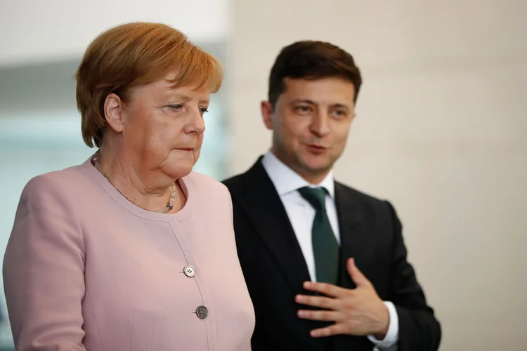 Merkel e Zelenskiy: chanceler alemã e o novo presidente ucraniano se encontraram em cerimônia em Berlim, quando o termômetro marcava 30°C, causando mal-estar na líder (Hannibal Hanschke/Reuters)