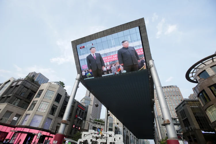 Xi Jinping e Kim Jong-un: é a primeira vez que Xi vai ao território norte-coreano desde que assumiu o cargo em 2013 (Jason Lee/Reuters)