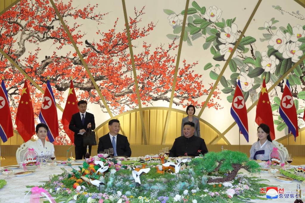 Kim Jong Un elogia "invencibilidade" de sua relação com a China