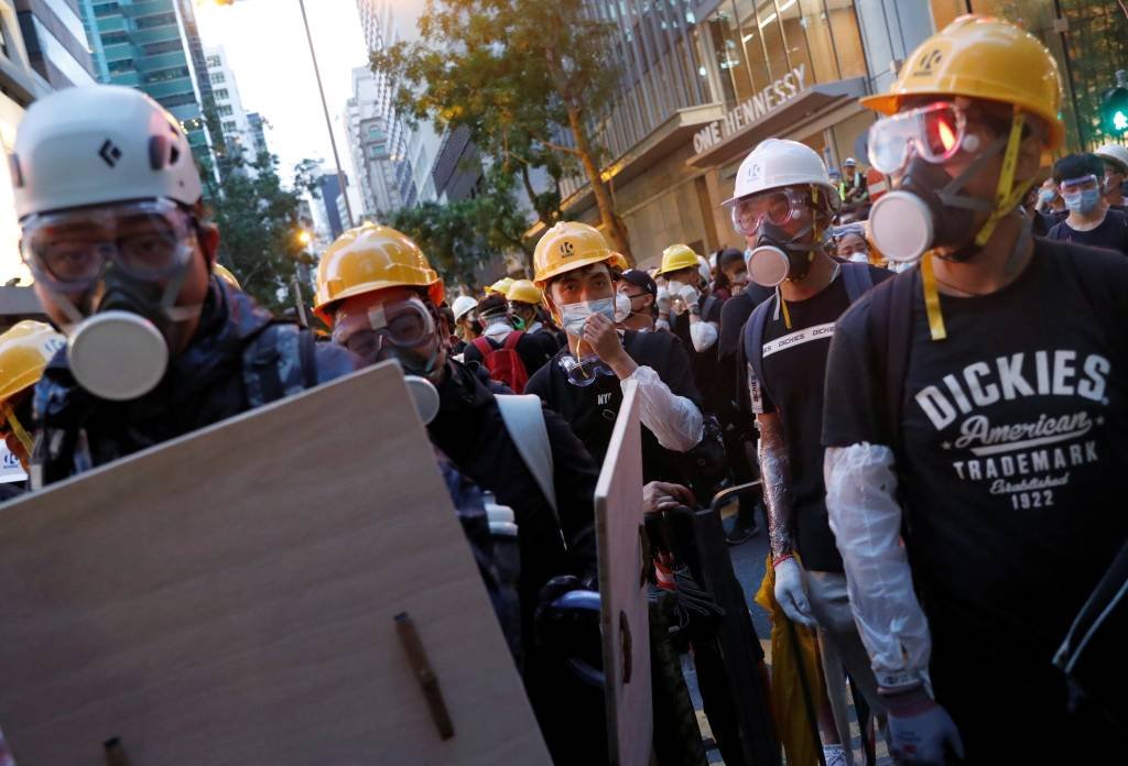 Milhares de manifestantes bloqueiam sede da polícia em Hong Kong