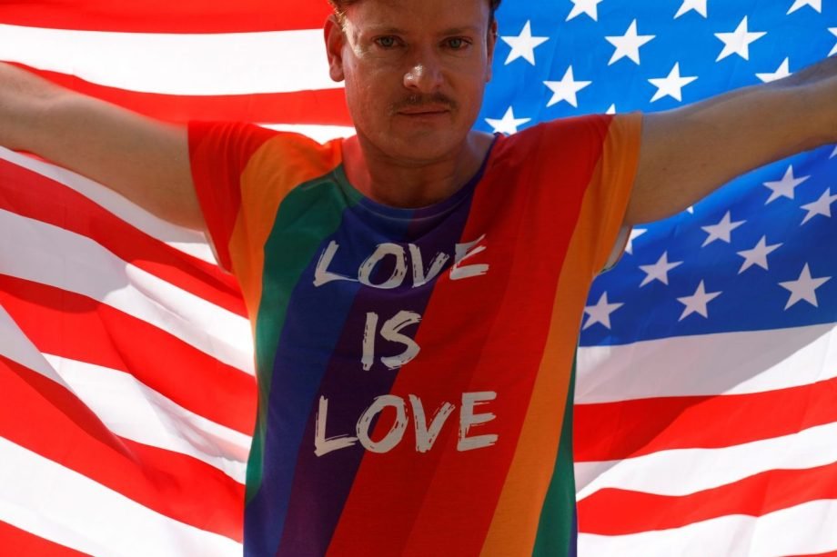 Homem alemão posa com bandeira dos EUA na Parada LGBT em São Paulo, dia 23/06/2019