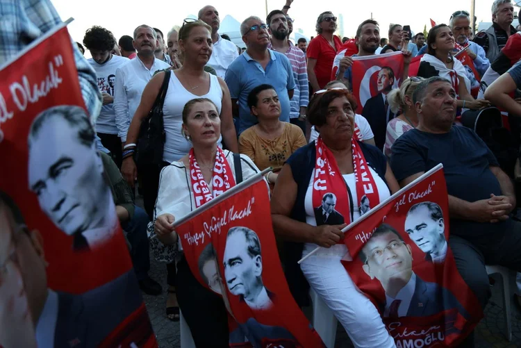 Eleitores do prefeito eleito de Istambul, Ekrem Imamoglu
Crédito:  (Cansu Alkaya/Reuters)