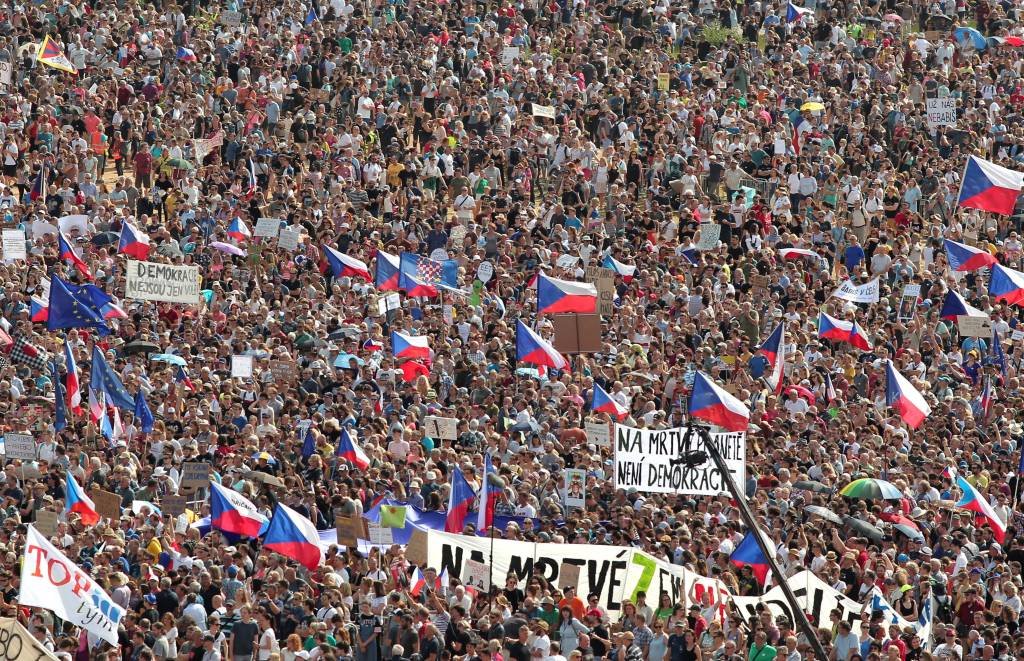 Multidão se reúne em Praga para pedir renúncia do premiê