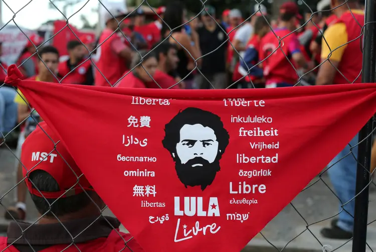 Apoiadores do ex-presidente Lula em frente à Polícia Federal, em Curitiba (Rodolfo Buhrer/Reuters)
