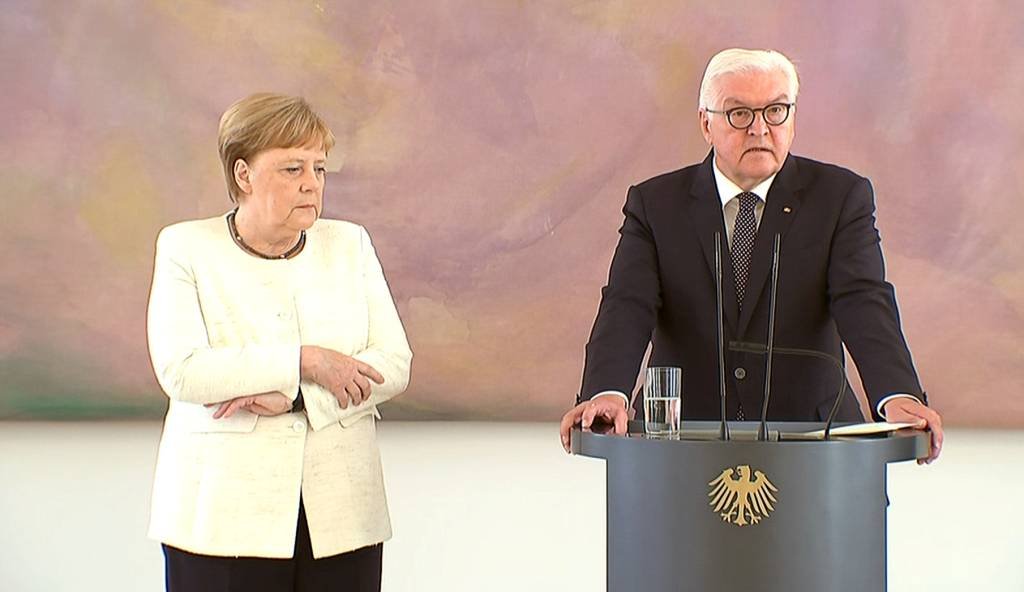 Angela Merkel volta a sofrer tremores durante cerimônia oficial