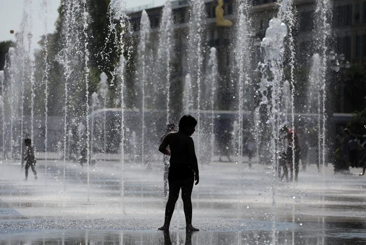 Criança se refresca em fontes em Nice, na França (Eric Gaillard/Reuters)
