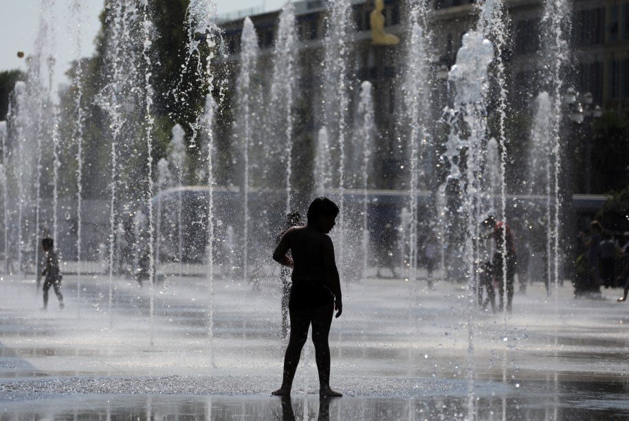 Criança se refresca em fontes em Nice, na França