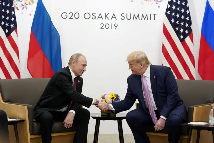 G20: Trump e Putin conversavam com repórteres antes da reunião formal bilateral (Kevin Lamarque/Reuters)