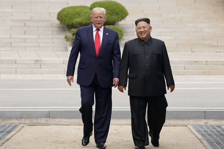 Donald Trump e Kim Jong-un, na primeira visita de um presidente americano a Coreia do Norte, dia 30/06/2019 (Kevin Lamarque/Reuters)