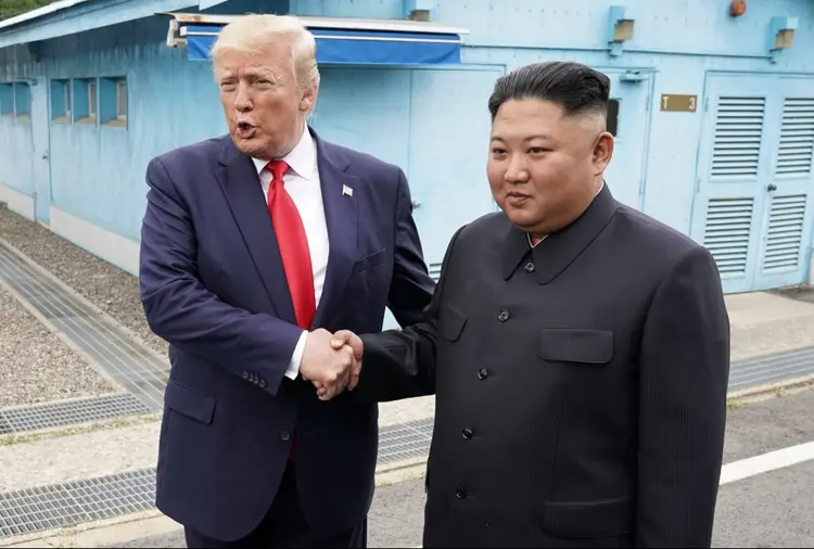 Reunião de Donald Trump, presidente americano, com  Kim Jong Un, líder da Coreia do Norte, na zona Desmilitarizada entre as duas Coreias, dia 30/06/2019 (Kevin Lamarque/Reuters)