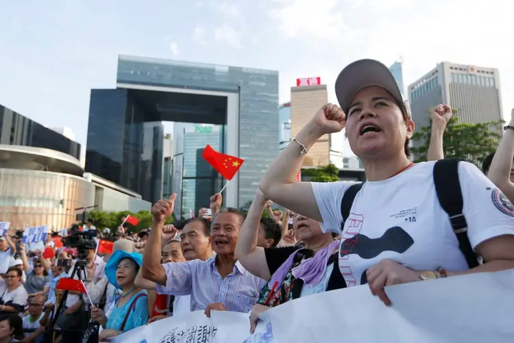 Manifestantes em apoio a ação policial durante protestos em Hong Kong, dia 30/06/2019 (Tyrone Siu/Reuters)