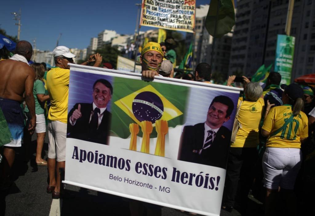 Apoio a Bolsonaro divide grupos durante manifestação por Moro