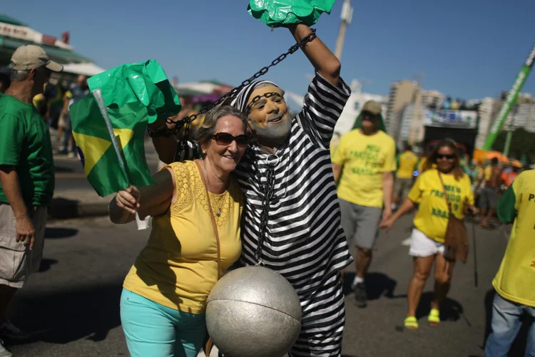 Moro: denúncias do The Intercept continuam saindo; manifestantes miram Supremo e Congresso ao defender Moro (Pilar Olivares/Reuters)