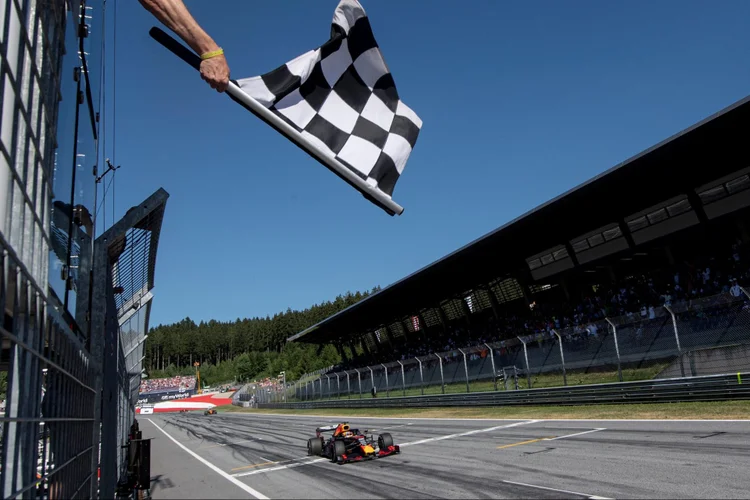 Fórmula 1: Verstappen cruza a linha de chegada (Christian Bruna/Pool/Reuters)