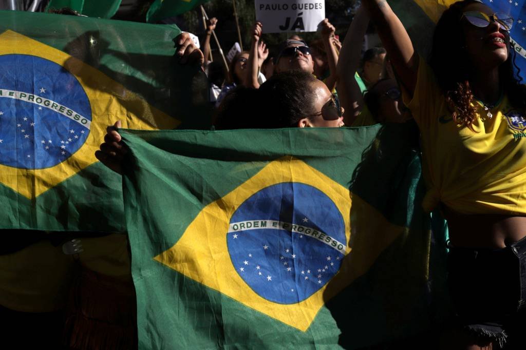 Manifestantes com bandeira do Brasil em ator a favor de Sergio Moro na cidade de São Paulo, no domingo (30) (Rahel Patrasso/Reuters)