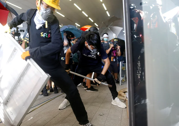 Manifestantes entram no prédio do legislativo nesta segunda, aniversário da transferência da soberania do território à China em 1997 (Thomas Peter/Reuters)