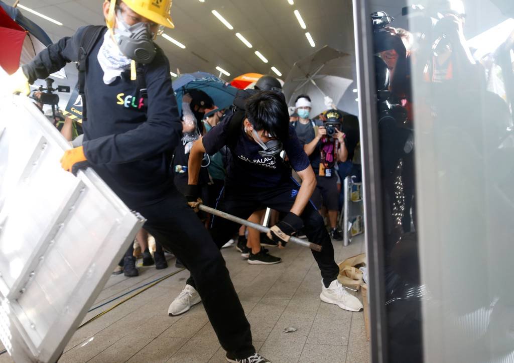 Manifestantes tentam entrar no Parlamento durante protesto em Hong Kong