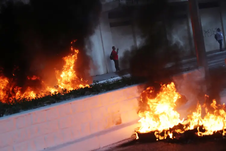 Pneus queimados bloqueando avenida em São Paulo na manhã do dia 14/06/2019 (Nacho Doce/Reuters)