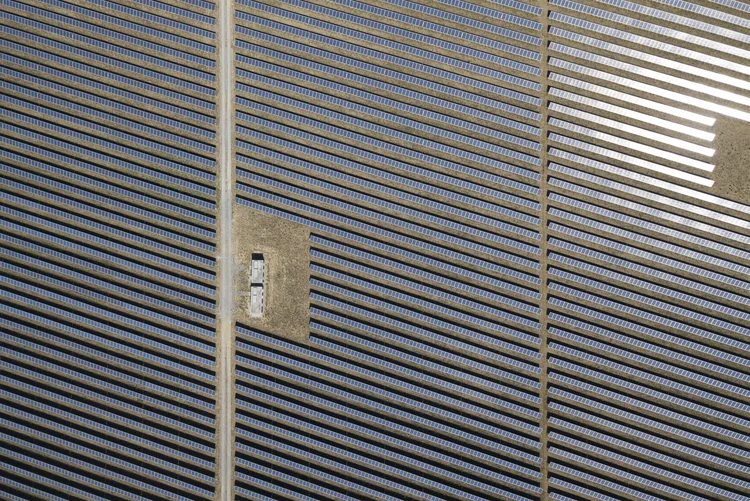 Placas solares na Alemanha: Europa lidera a transição para as energias renováveis, que devem fornecer 92% da eletricidade da região até 2050 (Alex Kraus/Bloomberg)