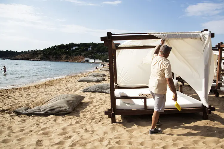 Praia com cabanas do resort Astir Beach, em Vouliagmeni. Junho de 2019: Falta de pessoas e investimentos adequados impedem turismo de aproveitar plenamente vantagens naturais gregas (Loulou D'Aki/Bloomberg)