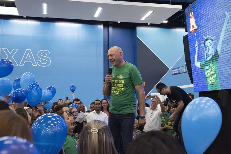 Dono da varejista Havan, Luciano Hang, em palestra inspiracional a funcionários antes da abertura de uma loja em Indaiatuba, São Paulo (Tommaso Rada/Bloomberg)