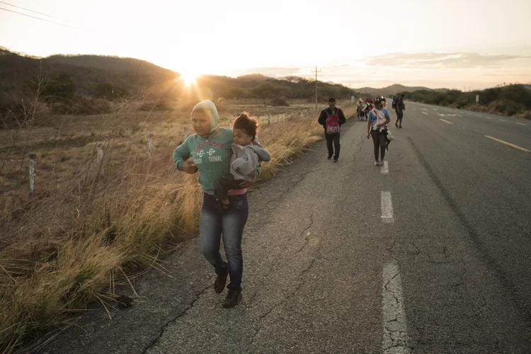 Refugiados em estrada do México: ondas de imigração ilegal para os EUA vem provocando a ira do presidente Donald Trump. (Jordi Ruiz Cirera/Bloomberg)