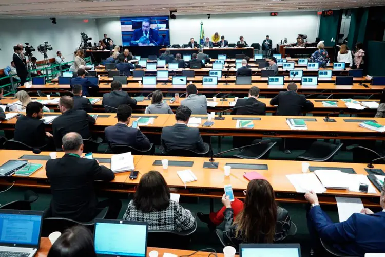Comissão Especial: deputados de partidos de centro trabalharam para que a sessão da comissão fosse adiada (Pablo Valadares/Câmara dos Deputados/Agência Câmara)