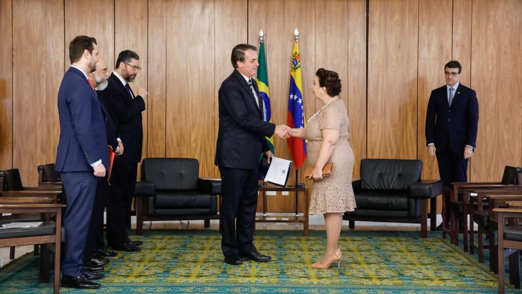 Bolsonaro recua e oficializa nova embaixadora venezuelana no Brasil