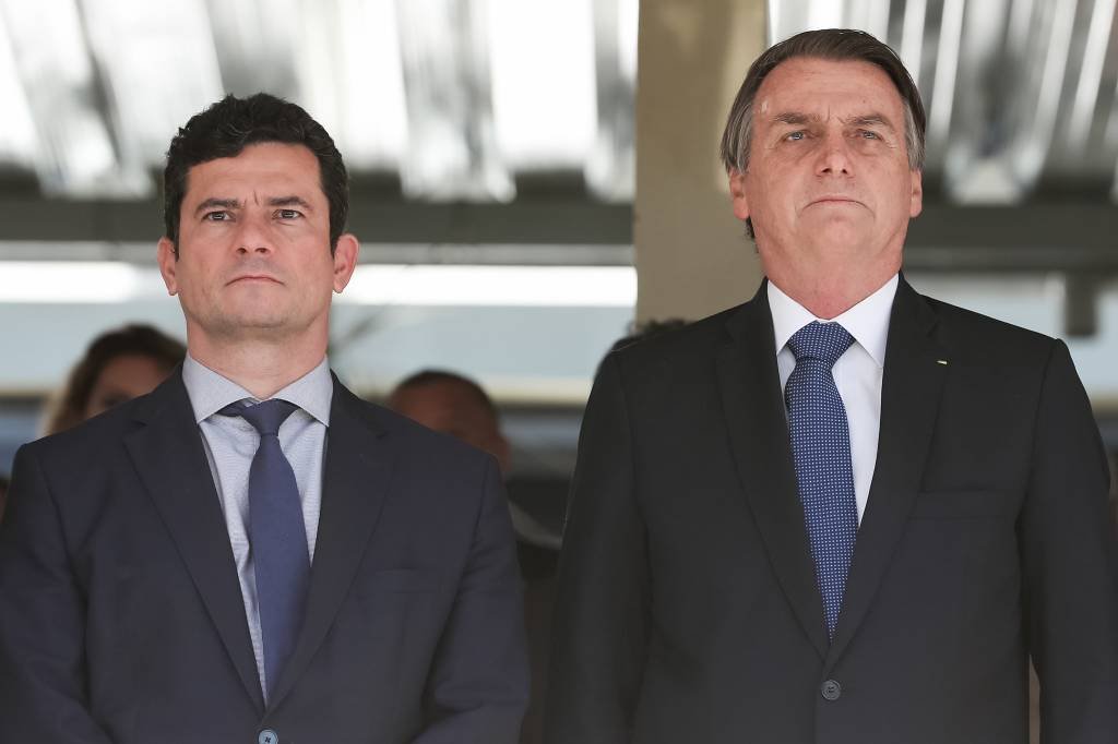 Bolsonaro e Moro chegam juntos a evento e sentam lado a lado