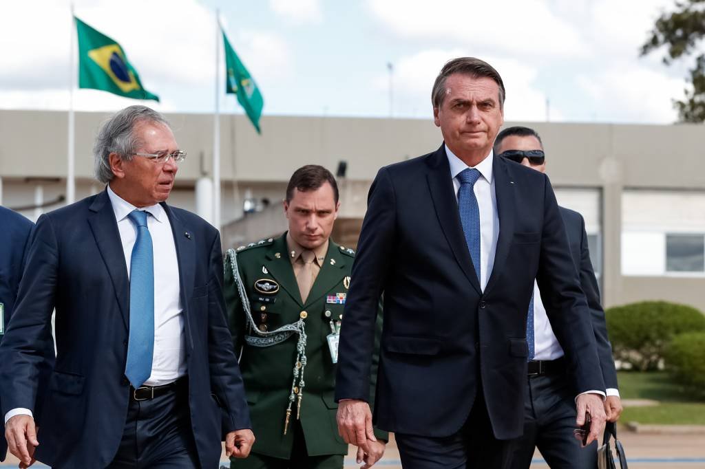 Paulo Guedes e Jair Bolsonaro: segundo o ministro, a agenda de reformas no Brasil "segue o processo democrático" (Flickr/Alan Santos/PR)
