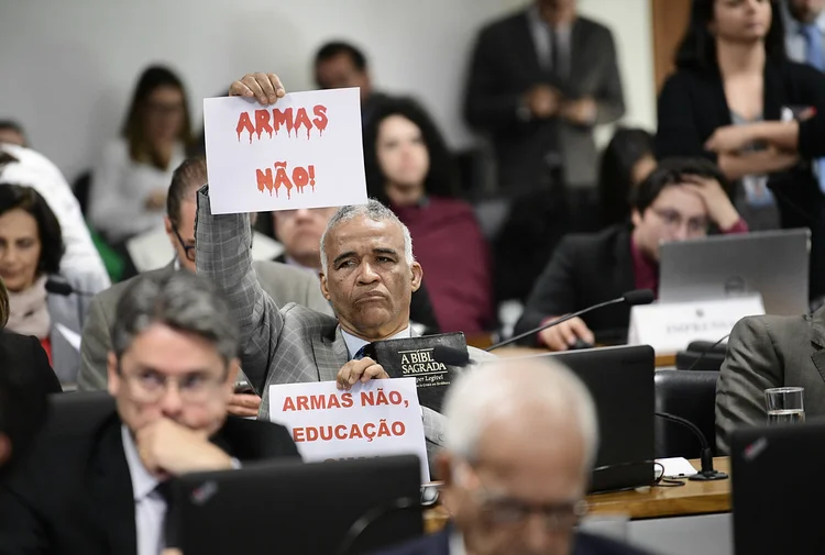 Armas: o decreto que facilita o porte de armas de fogo foi assinado por Bolsonaro em maio (Pedro França/Agência Senado)