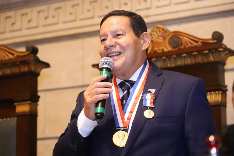 Mourão: além da tradicional medalha Pedro Ernesto, Mourão recebeu também o título de cidadão carioca e uma camisa do Flamengo (Foto: Adnilton Farias / VPR/Divulgação)