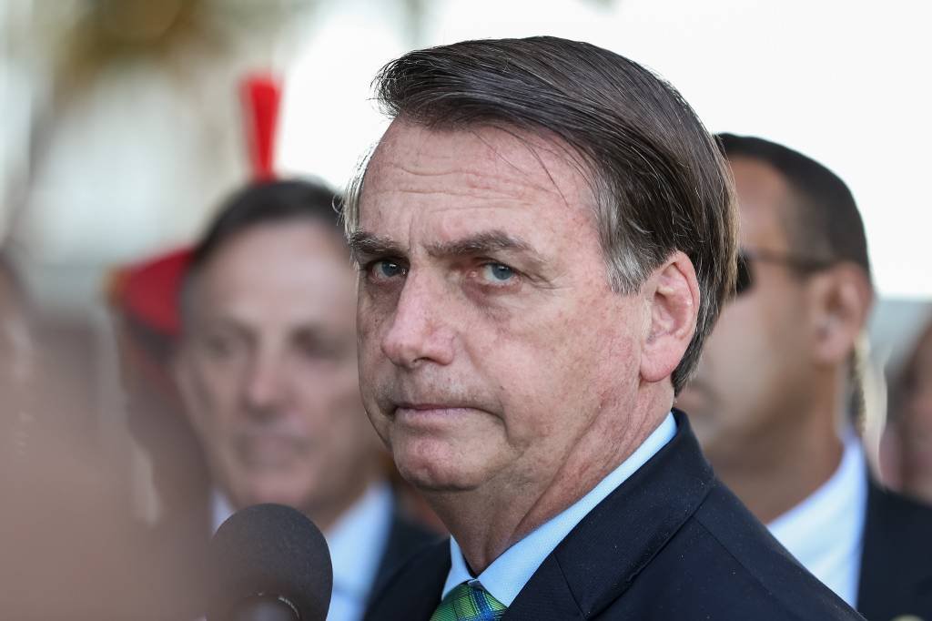Bolsonaro é orientado a ficar 3 dias sem falar após extrair dente