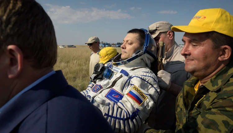 A astronauta da Nasa Anne McClain, o veterano cosmonauta Oleg Kononenko, da Roscosmos, e David Saint-Jacques, da Agência Espacial Canadense ficaram seis meses na Estação Espacial Internacioal (Bill Ingalls/Reprodução)