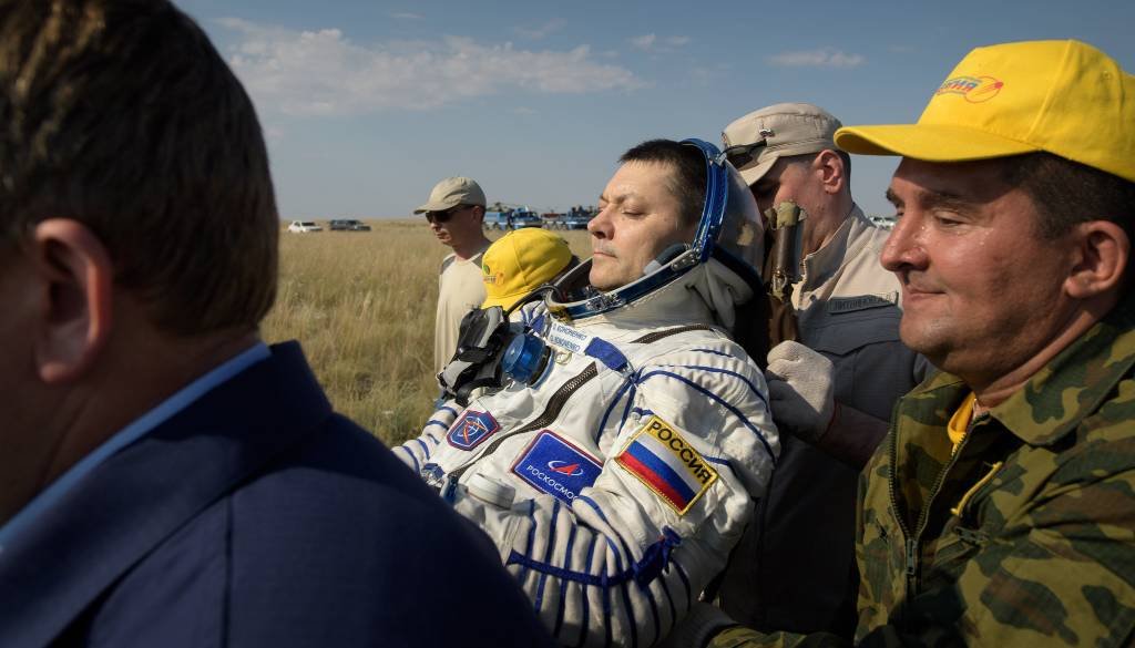 Astronautas de EUA, Canadá e Rússia voltam à Terra