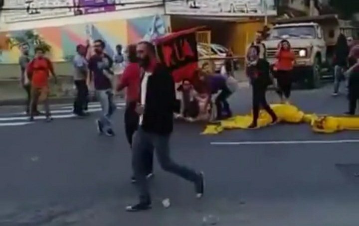 Mulher é atropelada em manifestação contra reforma em Niterói, veja vídeo