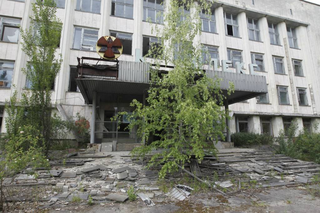 Forças russas deixam Chernobyl e levantam temor por exposição à radiação