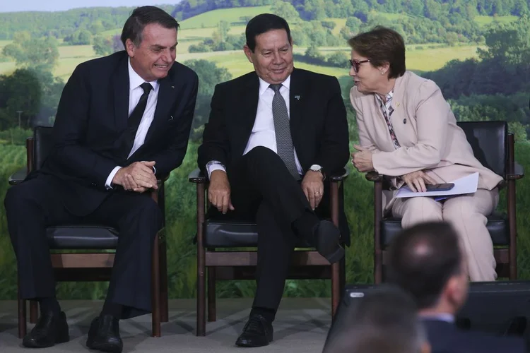O presidente Jair Bolsonaro, o vice-presidente Hamilton Mourão e a ministra da Agricultura, Tereza Cristina, durante lançamento do Plana Safra 2019/2020 (Antonio Cruz/Agência Brasil)