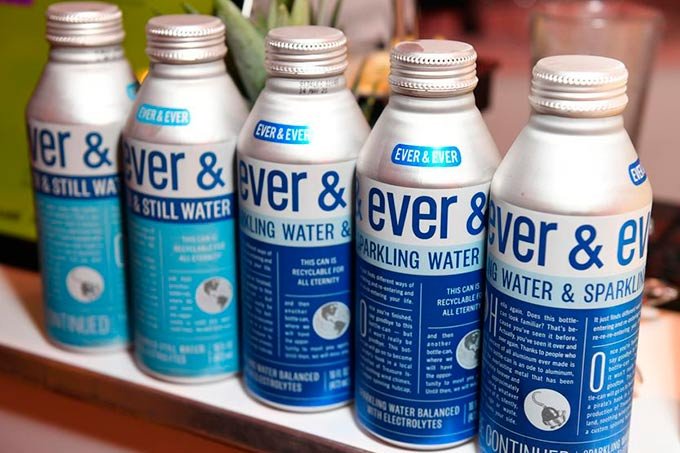Nova moda para salvar os oceanos — água em latas de alumínio