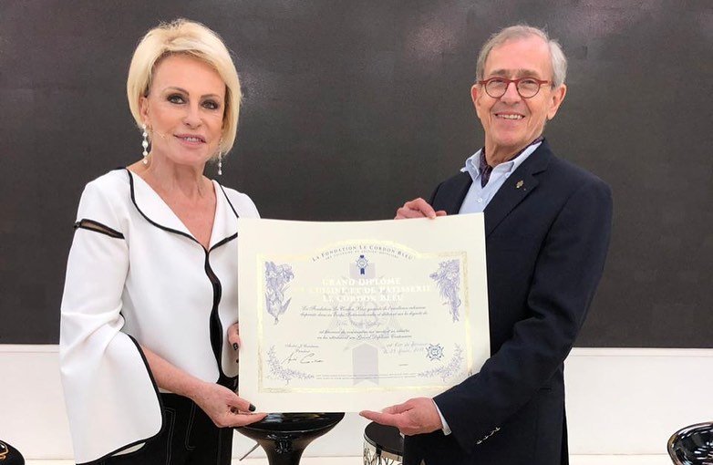 Ana Maria Braga recebe diploma da Le Cordon Bleu