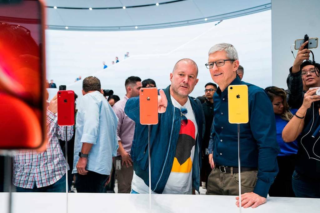 Jony Ive e o CEO Tim Cook, da Apple: design premiado (Apple/Divulgação)