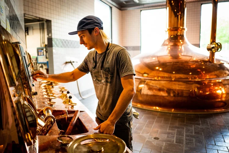 Cervejeiro Andrew Kokinakes trabalha na Sierra Nevada Brewing, na Califórnia:  (Max Whittaker/The New York Times)