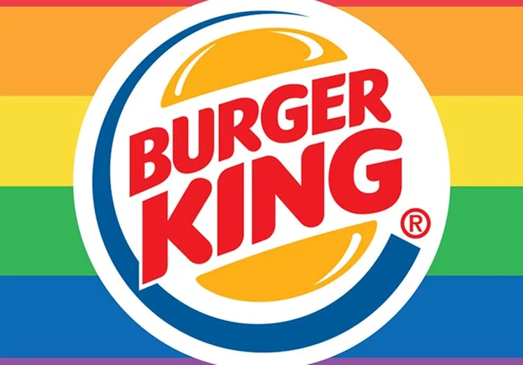 Logo do Burger King com as cores do movimento LGBTQ+ ao fundo. (Burger King/ Facebook/Reprodução)