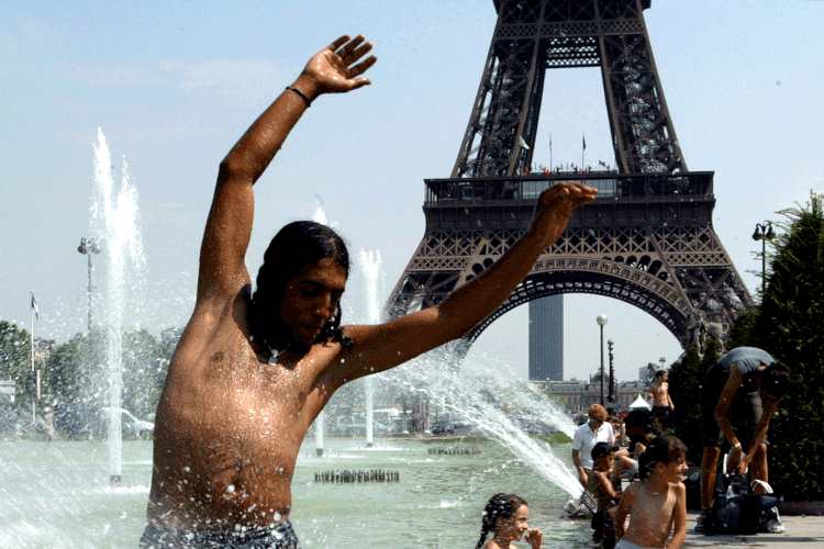 Calor na Europa: turistas e moradores entram em fontes para se refrescar em verão com temperaturas acima dos 40ºC (Philippe Wojazer/File Photo/Reuters)