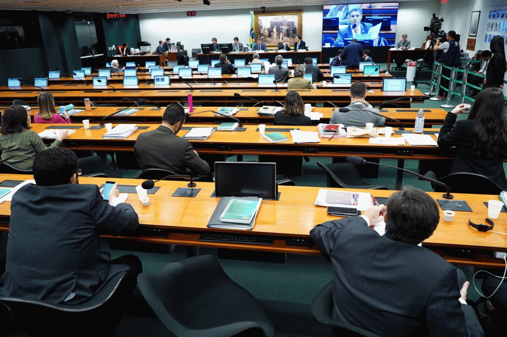 Após 30 horas, comissão especial encerra debate sobre relatório da reforma